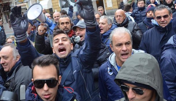 Redazione di Operai Contro, alla fine i sindacalisti hanno fatto passare il loro accordo per cessare lo sciopero (durato cinque giorni e costato agli autisti circa 2000 euro a testa), L’accordo truffa è stato approvato,  non senza contestazioni  http://bcove.me/67dk72t2 Ora politici, amministratori e sindacalisti pensano di poter brindare Il presidente della Regione Claudio Burlando ha commentato così l’accodo: «Mi sembra un accordo buono e positivo, l’unico possibile». E il sindaco Marco Doria: «Su questo accordo il miogiudizio è positivo. Era doveroso cercare un punto di equilibrio. Il voto favorevole all’accordo è una truffa Il voto, espresso in modo palese (favorevoli e contrari sono stati divisi in due zone del salone e poi contati), è stato duramente […]