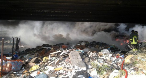 Redazione di Operai Contro, Chi doveva controllare non ha controllato. Chi doveva proteggere la Terra dei Fuochi dai veleni che la camorra provvedeva a sotterrare fino a inquinare le falde acquifere, ha messo la testa sotto la sabbia. Per accidia, pigrizia o complicità, chissà. Lo dicono le decine e decine di pagine della perizia del geologo Giovanni Balestri, agli atti del processo sulla discarica ex Resit di Giugliano (Napoli), concluso pochi giorni fa con la condanna del boss Francesco Bidognetti a 20 anni di carcere per disastro ambientale e inquinamento della falda sottostante lo sversatoio, mentre 6 anni sono stati inflitti all’ex parlamentare radicale Mimmo Pinto, ex presidente della società […]