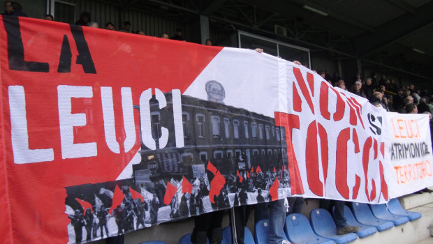 Cara Redazione L’assemblea pubblica tenutasi giovedì sera a Lecco nella sala del dopolavoro ferroviario, sul tema “Unire le lotte, la strada dei lavoratori senza padrone”, ha visto – fra gli altri – una folta presenza degli operai della Leuci in Cig, determinati a resistere alla chiusura della fabbrica. Questi operai hanno denunciato la responsabilità del sindacato, che da anni a Lecco ha rimosso la solidarietà, praticando di fatto che “ogni fabbrica deve chiudersi dentro la sua lotta nella solitudine totale, lasciando da sole le fabbriche in crisi, nell’isolamento venivano chiuse una dopo l’altra. Ci accorgevamo che erano chiuse quando […]