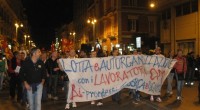 Volantino distribuito alla manifestazione OM a Bari dall’Associazione per la Liberazione degli Operai-Sez. Bari Sindacati e istituzioni eseguono gli ordini dei padroni OM, Bridgestone, Natuzzi, Adelchi, Franzoni Filati, Irisbus, Alcoa, Jabil ex Nokia, Vestas, Marcegaglia Buildtech, ecc.: il copione è sempre lo stesso in tutte le fabbriche, a Bari e altrove. Padroni, sindacalisti venduti e politicanti hanno abituato gli operai a perdere. Il padrone, quando non fa più abbastanza profitti sfruttando gli operai, dichiara la crisi dell’azienda o la chiude subito. Il costo ricade sugli operai: cassintegrati o licenziati, alla fame. I sindacalisti chiedono tavoli di confronto, organizzano qualche viaggio […]