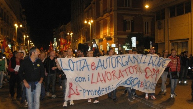 Volantino distribuito alla manifestazione OM a Bari dall’Associazione per la Liberazione degli Operai-Sez. Bari Sindacati e istituzioni eseguono gli ordini dei padroni OM, Bridgestone, Natuzzi, Adelchi, Franzoni Filati, Irisbus, Alcoa, Jabil ex Nokia, Vestas, Marcegaglia Buildtech, ecc.: il copione è sempre lo stesso in tutte le fabbriche, a Bari e altrove. Padroni, sindacalisti venduti e politicanti hanno abituato gli operai a perdere. Il padrone, quando non fa più abbastanza profitti sfruttando gli operai, dichiara la crisi dell’azienda o la chiude subito. Il costo ricade sugli operai: cassintegrati o licenziati, alla fame. I sindacalisti chiedono tavoli di confronto, organizzano qualche viaggio […]