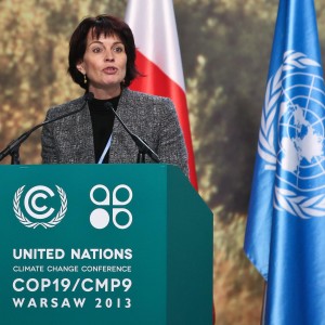 Redazione di Operai Contro, Mentre il mondo sperimenta in diretta il sapore del cambiamento climatico e gli eventi estremi mordono le Filippine, il Midwest americano, la Sardegna, sul ponte di comando della nave a cui è stata affidata la difesa del clima si guarda un altro film. Guidata dalla regia polacca, la conferenza Onu di Varsavia è troppo occupata ad ammirare le prospettive di crescita del carbone e dello shale gas per preoccuparsi dei disastri ambientali.   Le associazioni ambientaliste (dal Wwf a Greenpeace, da Friends of the Earth a Oxfam) e le confederazioni sindacali hanno sbattuto la porta […]