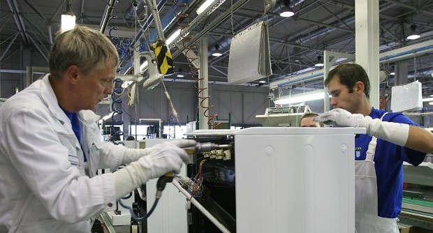 Redazione di Operai Contro, il governo ogni due secondi per giustificare le azioni contro operai, lavoratori e pensionati , parla di lotta all’evasione. Secondo le statistiche pubblicate dal Dipartimento delle finanze del ministero dell’Economia i dipendenti in Italia sono più ricchi degli imprenditori. O almeno così dichiarano al fisco. Secondo i dati delle dichiarazioni Irpef 2012, il reddito medio dei dipendenti è di 20.680 euro, mentre quello dei titolari d’azienda di 20.469 euro con uno scarto tra le due categorie di lavoratori di circa 200 euro. I pensionati invece si fermano a 15.790 euro. Un dato che sorprende e destinato a far discutere, insieme alla notizia diffusa […]