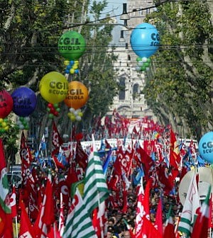 Redazione di Operai Contro,  La prossima settimana entrano nel vivo le processioni indette da CGIL-CISL-UIL.  Un programma intenso di processioni che varia da città a città I sindacalisti dopo aver sottoscritto con padroni e governo i nostri licenziamenti e la riduzione del salario, ancora una volta vogliono dividere la nostra forza. Ma cosa chiedono e cosa vogliono i sindacalisti. Vogliono più soldi ai padroni. Probabilmente anche la Confindustria aderirà alle processioni. Operai utilizziamo le ore di sciopero per portare la nostra protesta in tutte le città Operai facciamo come in Francia Un operaio