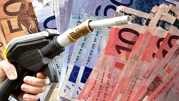 Egregio Direttore, per compensare l’abolizione della seconda rata dell’Imu sulla prima casa, è pronto il rincaro del prezzo dei carburanti che deve fruttare come gettito della prima fase, 2,4 miliardi di euro. I grandi pensatori al governo hanno partorito questa nuova tassa sui carburanti! Che fatica hanno fatto! I nostri rapinatori legalizzati, sono ancora in piena attività, cercano la copertura del promesso taglio del cuneo fiscale. Dove affonderanno il prossimo colpo? Non è mai troppo tardi per congedarli e metterli ai lavori forzati. Diamoci una mossa. Basta con le deleghe. Lasciamoli da soli con l’ipocrisia delle libere elezioni interclassiste. […]