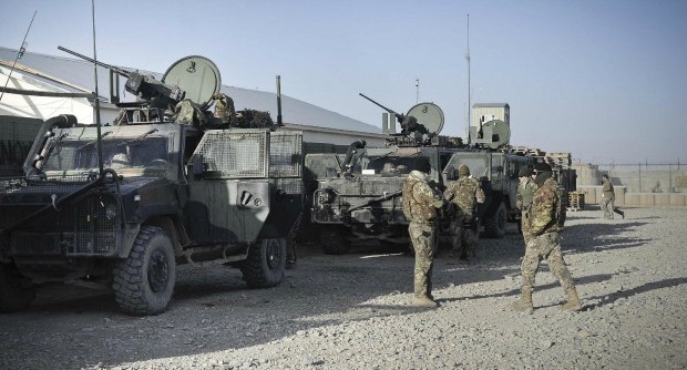 Caro Operai Contro, Obama ci ha ripensato, non ci sarà l’annunciato ritiro definitivo dall’Afghanistan. 9800 soldati con i mezzi di guerra resteranno in Afghanistan ancora per tutto il 2016 e per il 2017, Obama dice che saranno ridotti a 5500. Intanto assume novi mercenari Nei giorni scorsi anche la Pinotti, ministro della difesa del governo italiano, ha cancellato il ritiro dei militari e mezzi di guerra dall’Afghanistan. L’annuncio di Obama arriva dopo che a metà settembre, un commando di Talebani aveva attaccato la prigione centrale di Ghazni, liberando oltre 350 detenuti. La resistenza afghana non fa sconti, il guerrafondaio […]