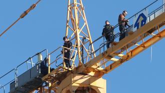 Caro Operai Contro, come hai scritto arriva un’altra notte per i 5 operai edili a Torino a sessanta metri d’altezza, con la temperatura che di notte scende a meno 7 gradi. Non ricevono lo stipendio da sei mesi, minacciano anche lo sciopero della fame. La solidarietà è arrivata da altri operai e gente comune che hanno portato coperte, viveri, medicine. Dei nostri politici non s’indigna nessuno. Il loro è un altro mondo, spediamoli sulla luna. La notizia dei 5 operai sulla gru non apre i telegiornali, impegnati a ripetere le avventure di Berlusconi, le sparate di Renzi e dei […]