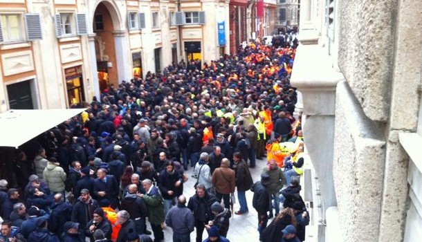 Redazione di Operai Contro, Per il quarto giorno consecutivo Genova sarà priva di trasporti pubblici. Un tentativo di trattativa intavolato dal sindaco Marco Doria con isindacati dell’Amt si è risolto con una nuova rottura nonostante la proposta di rinviare di un anno l’ipotesi di privatizzare l’azienda. Oggi, quindi, nuovo blocco totale dei bus  mentre la guerra alle privatizzazioni si estende alle aziende dei rifiuti (Amiu) e dei lavori stradali (Aster). Niente mezzi pubblici, niente fasce garantite. E dal capoluogo ligure, dopo l’allargarsi della partecipazione a più categorie (dagli operai della manutenzione stradale ai tassisti) potrebbe partire una grande rivolta nazionale dei lavoratori delle società pubbliche partecipate dagli enti locali. […]