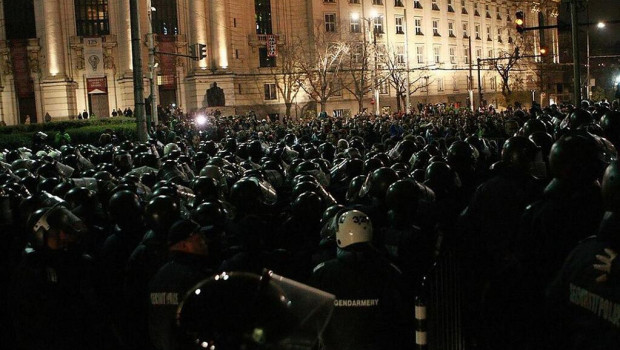 Redazione di Operai Contro, Massiccio dispiegamento di forze dell’ordine davanti al parlamento bulgaro a Sofia. Mercoledì la giornata che ha visto continuare l’assedio del parlamento è stata più tranquilla, ma nella serata di martedì vi sono stati scontri violenti che hanno fatto registrare diversi feriti e più di una ventina di arresti. Il governo socialista e conservatore ha spinto la poliza ad usare la violenza per sedare le proteste degli studenti che assediano il parlamento per chiedere le dimissioni del primo ministro e contemporaneamente per chiedere un sistema politico meno corrotto e più rappresentativo della popolazione. Da ricordare che […]