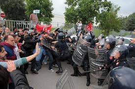 Redazione di Operai Contro, E’ passatom ormai un anno e mezzo da quel 11 giugno 2012, quando la santa alleanza filo-padronale concentrava la sua mattanza sociale in un’azione politico-militare finalizzata a stroncare la resistenza di un’ottantina di operai delle cooperative Bergamasca e Alma, che cercavano di difendere  posto di lavoro e minimi salariali davanti ai cancelli del “Gigante” a Basiano, nella cintura nord-est di Milano 60 licenziamenti, 20 feriti e altrettanti arrestati fu il responso del bollettino della guerra scatenata dal fronte padronale Si trattò indubbiamente di una sconfitta del neonato movimento dei facchini che da allora, per 17 […]