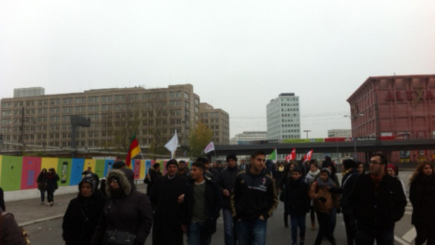 caro operai contro Nelle giornate 16/17 novembre ha visto una delegazione di operai contro recarsi a Berlino per un incontro con operai tedeschi di vari settori , a l’arrivo sabato mattina e con una coincidenza non programmata questa delegazione ha dato solidarietà agregandosi a un corteo di manifestanti del popolo curdo che stava manifestando per la loro libertà politica e la loro democrazia ,mentre nel pommeriggio la delegazione ha avuto un incontro con operai e studenti tedeschi prima guardando il Film riguardo la lotta della ‘Innse (della arte della guerra) con una sala ingremita di persone interessate a vedere […]