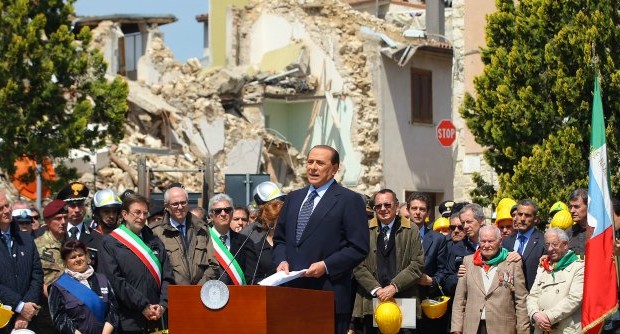 Redazione di Operai Contro, all’Aquila sono state uccise centinaia di persone. Il pregiudicato veniva a farsi le foto con gli amici Il centro dell’Aquila è ancora a terra e quelle poche case ricostruite sono un furto. L’europarlamentare danese Soren Sondergaard, deputato della Sinistra unitaria, ha redatto un dossier sull’utilizzo dei fondi europei dopo il terremoto del 6 aprile 2009, che fece 308 morti e 1600 feriti. Lo rivela un articolo di Repubblica, che riporta ampi passaggi della relazione. Nel rapporto, frutto di un’indagine lunga tre anni, si parla di prezzi gonfiati nella costruzione dei nuovi appartamenti, scarsa qualità degli edifici, infiltrazioni mafiose negli appalti e colpevoli negligenze da parte delle autorità italiane e […]