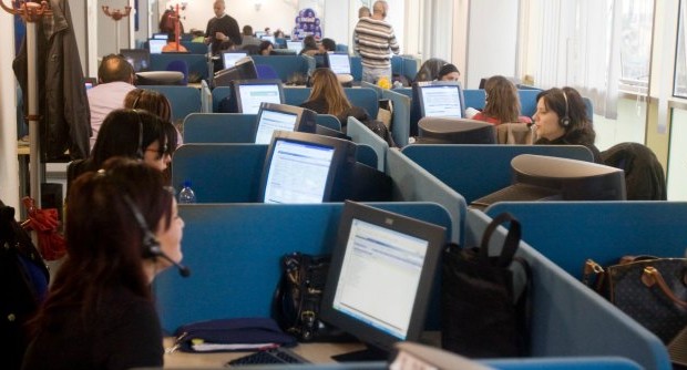 Redazione di Operai Contro, hai ragione i sindacalisti sono dei mazzettari ben pagati dai padroni Ti invio un articolo inchiesta del fatto quotidiano Un lavoratore dei call center Quando in un contratto a guadagnarci sono soprattutto i sindacati le cose non funzionano come dovrebbero. Soprattutto se la prima firma di quel contratto è quella di Guglielmo Epifani (nel 2008, insieme a Bonanni e Angeletti). Eppure, leggendo tra le pieghe del “Contratto collettivo delle agenzie di somministrazione di lavoro”, le vecchie agenzie interinali, si scopre che viene previsto un trasferimento di denaro ai sindacati come “sostegno al sistema di rappresentanza sindacale unitaria”. Stiamo parlando di circa 2 milioni […]