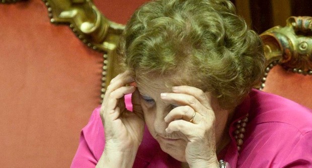 Redazione di Operai Contro, Il ministro Annamaria Cancellieri ha ribadito davanti alle Aule di Senato e Camera la sua versione sul caso Ligresti. “A differenza di quanto è stato riportato sui media – ha spiegato la Guardasigilli – non ho mai sollecitato nei confronti degli organi competenti la scarcerazione della signora Giulia Ligresti né indotto altri a simile comportamento”. In qualche modo l’ex prefetto ha rimesso il mandato al giudizio del Parlamento senza escludere quindi la possibilità di un passo indietro: “Non esiterò a fare un passo indietro qualora venga meno o sia inclinata la fiducia istituzionale nei miei confronti. La fiducia […]