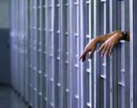 Caro Operai Contro, la società fondata sullo sfruttamento degli operai, produce in continuazione poveri, emarginati, diseredati. Chi lo diventa di colpo perdendo il posto di lavoro, chi invece viene sospinto all’emarginazione in un lungo processo fatto di promesse, attese, speranze, delusioni e disperazione. Salari bassi e insufficienti per chi lavora, milioni di disoccupati, altrettanti precari. Molti delinquono perché schiacciati da una condizione sociale insostenibile. Nelle carceri trovano poi la condizione che il sistema dei padroni ha costruito per annientarli definitivamente, spingerli alla morte con l’induzione al suicidio, o morte pur vegetando in condizioni simili ai campi di concentramento. Spero […]