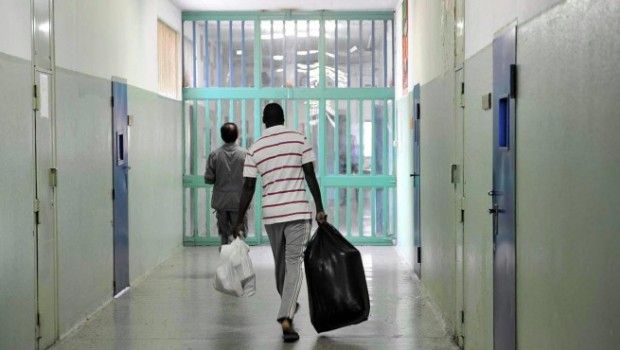 Redazione di Operai Contro, Un algerino di 25 anni, detenuto nel carcere di Torino, si è ucciso nella notte impiccandosi nella cella. Era detenuto per resistenza e lesioni e sarebbe stato scarcerato tra sette mesi, nel giugno 2014. Teatro del dramma il blocco B del carcere torinese. A renderlo noto è L’Osapp, sindacato di polizia penitenziaria. “E’ il quarantatreesimo suicidio in carcere da inizio anno in Italia – dichiara Leo Beneduci, segretario generale Osapp – e il 139/o in assoluto da mettere in relazione all’attuale situazione del sistema penitenziario italiano, tenendo conto anche del recente suicidio di un assistente […]