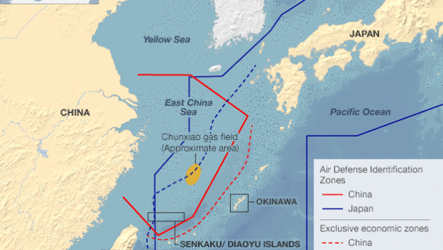 Redazione di Operai Contro, Il 23 novembre scorso la tensione è tornata a salire tra Cina e Giappone. Motivo dello scontro sono ancora le isole giapponesi Senkaku di cui la Cina (ma anche Taiwan) rivendica la proprietà nazionale. Nuovo casus belli la “zona di identificazione della difesa aerea” che si estende sull’arcipelago conteso. Qualsiasi aereo che volesse sorvolarlo dovrà fornire un preciso piano di volo, precisare la propria nazionalità e mantenere un contatto radio costante, altrimenti scatterà l’intervento dell’aviazione militare cinese. Le isole Senkaku (in giapponese) o Diaoyu (in cinese) sono poco più di due scogli. Son state punto […]