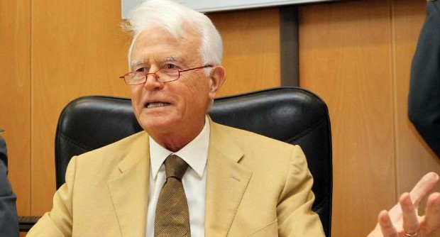 Redazione di Operai Contro, L’affaire Cancellieri-Ligresti da giudiziario torna a essere politico. La procura di Torino ha infatti deciso di non indagare il ministro e di inviare gli atti a Roma. Una scelta che riceve i complimenti diGiorgio Napolitano, che secondo fonti del Quirinale ha apprezzato il rigore dei pm piemontesi. In ogni caso la questione continua a squassare il Pd, diviso tra chi continua ad aver fiducia nel Guardasigilli – premier in testa – e chi vorrebbe che l’ex prefetto e ministro dell’Interno lasciasse la poltrona di via Arenula. Dopo le voci di dimissioni annunciate dal Financial Times, la fiducia […]