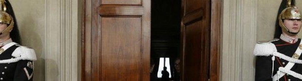 Redazione di Operai Contro, o noi operai distruggiamo i politici, o loro distruggono noi ti invio un articolo Un  operaio di Torino E’ inutile girarci intorno, in Italia c’è uno Stato nello Stato. E, attenzione, non è San Marino non è ilVaticano. La zona franca dove non entrano guardia di finanza, magistratura ordinaria econtabile e neppure il giudice del lavoro è tutta nel centro di Roma, prolifera nel cuore stesso della nostra bella e vituperata democrazia. I suoi confini triangolano tra le assemblee elettive diCamera e Senato, il Quirinale e gli organi costituzionali. Cos’hanno in comune? Il fatto che incidentalmente, da dentro, s’illuminano spiragli su decisioni, conti e costi che destano improvviso scandalo: lo stipendio stellare del […]