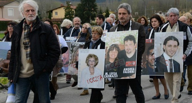 Marco Piagentini scrive a Letta VIAREGGIO – Marco Piagentini, che nella strage di Viareggio ha perso la moglie e due figli, ha inviato una lettera al premier Enrico Letta per chiedergli che lo Stato si costituisca parte civile nel processo. Al Presidente del Consiglio Enrico LettaViareggio, 14 novembre 2013 Caro Presidente, Se voleva ferirmi più di quella tragica sera, forse oggi ci è riuscito. Non ci si può sedere in un’aula di tribunale, con il dolore che ti sfonda lo stomaco, pur con il rispetto e il dovuto decoro, aspettando una giustizia con la G maiuscola, per poi sentire […]