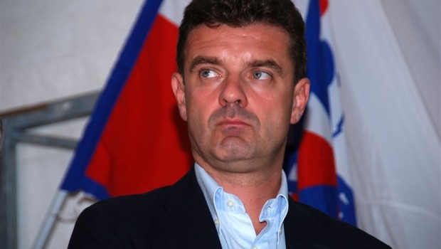 Caro Direttore Per 115 volte, il presidente della Regione Piemonte, Roberto Cota ha raccontato bugie agli investigatori. L’uomo di plastica della Lega Nord, non poteva agire diversamente dai suoi simili. Il rimborso spese da lui richiesto risulta essere frutto di spese personali alberghi e ristoranti, messi a carico della collettività. Un vizietto diffuso nella Lega Nord, ma non solo. L’uomo di plastica Cota, pensava di cavarsela dando la colpa alla cattiva contabilità della sua segretaria, ma gli scontrini e le cellule del suo cellulare spiato delle indagini l’hanno incastrato. Non cambierà niente come a tutti i ladroni patentati della […]