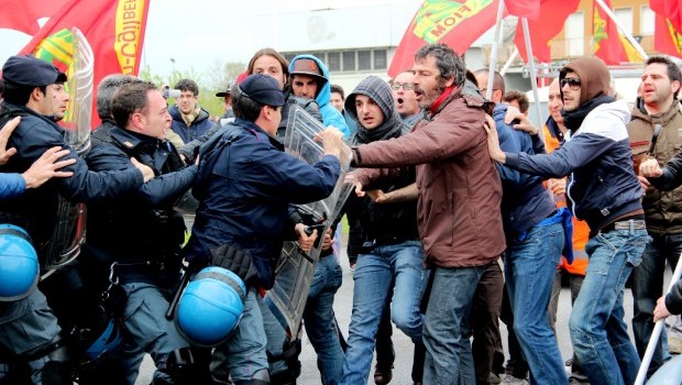 Redazione di Operai Contro, Ogni giorno in Italia gli operai muoiono sui posti di lavoro con una media di 3 o 4 decessi . Infortuni mortali causati sempre dalla mancanza di sicurezza dovuta immancabilmente alla negligenza dei datori di lavoro per inosservanza delle leggi in materia antinfortunistica. Una delle cause più frequenti di operai morti sul lavoro e che ha compiuto stragi infinite nelle fabbriche nel secolo scorso è ancora oggi purtroppo, l’esposizione all’amianto. Centinaia sono i nomi di grandi fabbriche importanti e storiche dei settori della siderurgia , metalmeccanica pesante, cantieristica navale e cantieri edili dove veniva usato […]