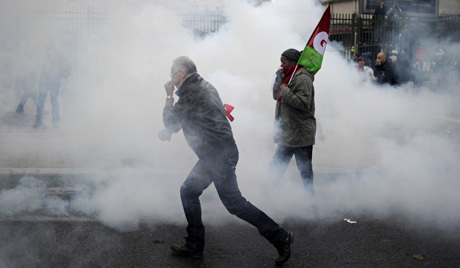 Redazione di Operai Contro, Negli ultimi mesi la situazione sociale in Francia è peggiorata vertiginosamente: centinaia di aziende chiudono ogni mese, la disoccupazione sale, e la rabbia sociale cresce. I giornali e le televisioni italiane rispettano gli ordini della polizia. Parlano poco delle proteste perché temono che gli operai e lavoratori capiscano qual’è la strada per opporsi alla miseria.Il sindacalisti della Cgt Francese non dicono niente  e ingrassano con le mazzette del governo Francese.CGIL-CISL-UIL in Italia sono peggio della Cgt. Un segno della rabbia che cova sotto la cenere e che a volte emerge in maniera dirompente si è […]