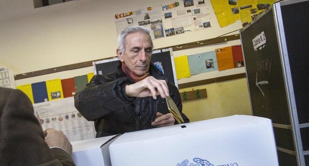 Redazione di Operai Contro, il grande protagonista della tornata elettorale è stato il crollo dell’affluenza: in Basilicata hanno votato solo il 47,62 per cento dei 575.160 aventi diritto. Nelle precedenti elezioni regionali, la percentuale finale dei votanti era stata pari al 62,80 per cento. “Il dato finale dell’affluenza alle urne per le elezioni regionali di Basilicata ha segnato il dato record, per questa regione, del 47,57%. Mai visto prima da queste parti. Fino a qualche tempo fa addirittura impensabile”, spiega Antonio Forcillo, portavoce del movimento astensionista Cvdp (Commissione di vigilanza per la democrazia partecipativa) che si è costituito in Basilicata sei anni fa. Il movimento […]