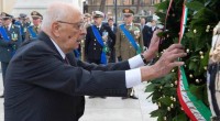 Redazione Operai Contro, Il presidente della Repubblica, Giorgio Napolitano, ha deposto una corona al Vittoriano, in Piazza Venezia, a Roma, in occasione della giornata dell’Unità nazionale e delle Forze Armate. Con Napolitano anche i presidenti di Senato e Camera, Pietro Grasso e Laura Boldrini e il presidente del Consiglio Enrico Letta, con il ministro della Difesa, Mario Mauro. All’Altare della Patria anche il sindaco di Roma, Ignazio Marino, il presidente della Regione Lazio, Nicola Zingaretti e il prefetto di Roma, Giuseppe Pecoraro. Napolitano ha detto: ” celebriamo l’Unità Nazionale e il 95° anniversario della fine del primo conflitto mondiale, […]