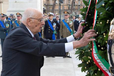 Redazione Operai Contro, Il presidente della Repubblica, Giorgio Napolitano, ha deposto una corona al Vittoriano, in Piazza Venezia, a Roma, in occasione della giornata dell’Unità nazionale e delle Forze Armate. Con Napolitano anche i presidenti di Senato e Camera, Pietro Grasso e Laura Boldrini e il presidente del Consiglio Enrico Letta, con il ministro della Difesa, Mario Mauro. All’Altare della Patria anche il sindaco di Roma, Ignazio Marino, il presidente della Regione Lazio, Nicola Zingaretti e il prefetto di Roma, Giuseppe Pecoraro. Napolitano ha detto: ” celebriamo l’Unità Nazionale e il 95° anniversario della fine del primo conflitto mondiale, […]