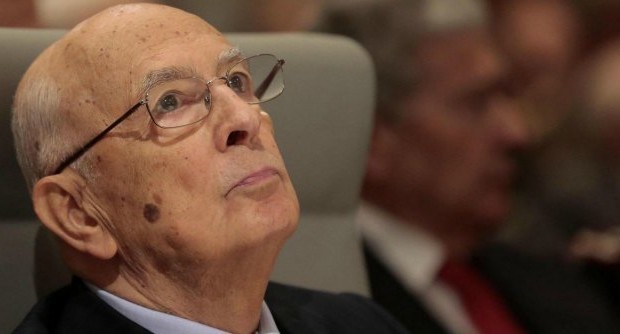Redazione di Operai Contro, Dopo settimane di tira e molla, Giorgio Napolitano ha annunciato di voler deporre nel processo sulla trattativa tra pezzi dello Stato e Cosa Nostra. Con una lettera al presidente della corte d’assise di Palermo Alfredo Montalto, che presiede il dibattimento sul patto Stato – mafia, si è detto “lieto di dare un utile contributo all’accertamento della verità processuale”. “Il Presidente – scrivono dal Colle al palazzo di giustizia di Palermo – sarebbe ben lieto di dare, ove ne fosse in grado, un utile contributo all’accertamento della verità processuale, indipendentemente dalle riserve sulla costituzionalità dell’art. 205, comma 1, del codice di […]