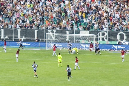 Redazione di Operai Contro, È stato revocato, per la sola città di Milano, lo sciopero dei trasporti indetto per venerdì 15 novembre. La decisione è stata presa durante un incontro in Prefettura tra il prefetto di Milano Paolo Tronca e i rappresentanti delle organizzazioni sindacali confederali e della categoria dei trasporti. Il prefetto ha fatto presente ai sindacati la situazione di grave disagio che si sarebbe venuta a creare in vista dell’incontro di calcio che si giocherà venerdì sera allo Stadio Meazza, tra la Nazionale italiana e quella tedesca. Che bravi nazionalisti i sindacalisti dei trasporti di Milano. Sicuramente […]