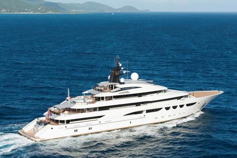 Redazione di Operai contro, Il numero dei miliardari ha raggiunto un nuovo record nel 2013, dopo una forte progressione del numero di super-ricchi in Asia. Lo sostiene uno studio pubblicato dalla banca elvetica Ubs e Wealth-X, studio di consulenza con sede a Hong Kong. Il numero dei miliardari a livello mondiale si é elevato a 2.170 persone nel giugno 2013, che corrisponde ad una crescita dello 0,5% sull’anno. L’ammontare della loro fortuna é aumentato ancor più velocemente, progredendo del 5,3% fra luglio 2012 e giugno 2013. Noi operai non possiamo lamentarci la nostra miseria è cresciuta più del 20% […]