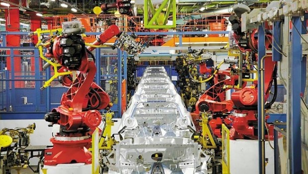 Redazione di Operai Contro, Mirafiori a fine anno toccherà l’ennesimo record negativo della sua storia, e Cassino, che si sta lentamente spegnendo, Melfi è a metà È la fotografia scattata dalla Fim-Cisl, che ha calcolato le vetture prodotte dai singoli siti produttivi negli ultimi tre anni. La sofferenza più grande riguarda Mirafiori, la fabbrica simbolo di tutto il gruppo: da inizio gennaio al 31 ottobre ha prodotto 19.500 Alfa Mito e stop. Vuol dire che a fine 2013 arriverà, forse, a 24 mila: è il 60 per cento in meno di tre anni fa. Cassino, lo stesso leader della […]