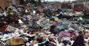 Redazione di Operai Contro Dagli anni ‘80 migliaia di Tir hanno portato i rifiuti industriali tossici dal resto d’Italia al sud in particolare in Campania. I padroni, dopo aver fatto una montagna di profitti sfruttando e avvelenando gli operai in fabbrica, per risparmiare sullo smaltimento hanno affidato ai loro compari di camorra e ndrangheta la gestione dei rifiuti industriali tossici. Solo in Campania sono oltre venti milioni le tonnellate di rifiuti tossici sversati illegalmente. Gli apparati dello stato che dovevano controllare, ad essere buoni, si sono girati dall’altra parte. Oggi in Campania ci sono oltre cento casi di cancro […]