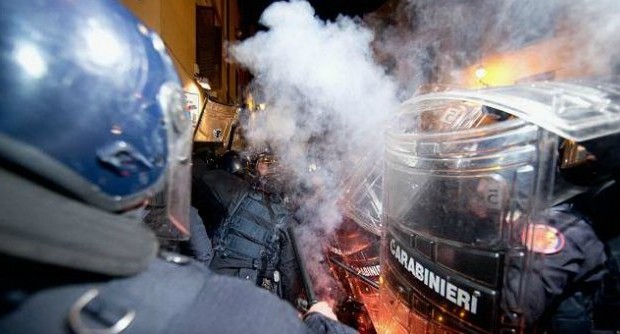 Al via il vertice tra Italia e Francia tra le proteste di piazza. Tra i temi all’ordine del giorno, il Tav Torino-Lione, una circostanza che ha fatto scattare una manifestazione di protesta da parte degli oppositori dell’alta velocità. In piazza, oltre agli attivisti No Tav, sono scesi anche movimenti per la casa e gruppi antagonisti. Il presidio, organizzato nella zona di Sant’Andrea delle Fratte, ha subito fatto registrare momenti di tensione con le forze dell’ordine. I dimostranti hanno lanciato petardi contro il cordone di polizia che difendeva la sede nazionale del Pd in via Nazareno e sono stati respinti con cariche di alleggerimento. Dopo il primo tentativo di sfondare lo schieramento degli agenti, i […]