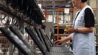 Redazione di Operai Contro. In Abruzzo si è riunito l’Osservatorio nazionale amianto (Ona). “In Italia il registro dei mesoteliomi dice che si verificano circa 1.400 nuovi casi a livello nazionale. Le nostre stime, però – afferma presidente nazionale dell’Ona, Ezio Bonanni – ci fanno parlare di circa duemila per il 2013. Stimiamo in circa cinquemila i morti all’anno in Italia per tumori connessi all’amianto”. E la strage degli operai fatta dai padroni durerà ancora decine d’anni Cinquemila morti all’anno e papa Francesco non organizza una crociata di bombardamento contro i padroni. All’Olivetti non è finita Ci sono altri 10 […]