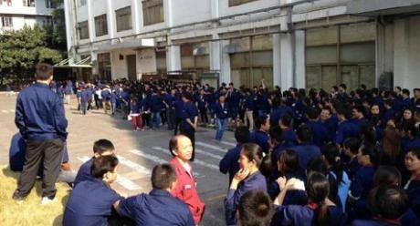 Redazione di Operai Contro, Uno sciopero di  tre settimane che ha coinvolto 5.000 operai di una società di elettronica di Shenzhen, in Cina, si è concluso dopo che i padroni hanno concordato un aumento del 20% della retribuzione. Lo sciopero è iniziato il 31 ottobre, dopo che i proprietari della fabbrica, materiali ASM, ha annunciato – senza consultazione con i sindacati – che avrebbe trasferito elementi della sua produzione al di fuori di Shenzhen. Migliaia di operai abbandonarono il lavoro, chiedendo un aumento di stipendio di 3.000 yuan al mese, e un pacchetto di compensazione per la ri-localizzazione. Un portavoce […]