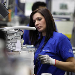 Redazione di Operai Contro Mancano i soldi per i lavoratori in CIG in deroga, ma non mancano i soldi per i consiglieri regionali. Dal Il Sole 24 ore Giorgio Pogliotti : < < Decreto CIG, allarme delle Regioni. Ammortizzatori. Mancano all’appello risorse per 800milioni di euro riferite al 2013. >> Denuncia il coordinatore della commissione Lavoro della Conferenza delle Regioni , Gianfranco Simoncini : ma non c’è alcuna certezza neanche sui 330 milioni annunciati da tempo dal Governo, ancora non previsti in alcun provvedimento…. lo scenario , complice la crisi è preoccupante , 12,5 miliardi di euro assegnati dalla […]