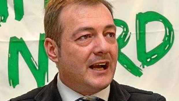 Cara Redazione, Oscar Lancini, il sindaco nazipadano di Adro, l’affamatore di bambini le cui famiglie non potevano pagare la mensa scolastica, è stato messo agli arresti domiciliari per truffa e turbativa d’asta. Affidava i lavori pubblici ai suoi amici, evitando i bandi di gara. Nella fattispecie un’opera di un milione di euro. Agli arresti domiciliari il sindaco di Agro, guardandosi allo specchio, potrà stampigliarsi il sole delle Alpi in fronte. Gli donerà tanto. Saluti antirazzisti.  