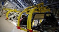 Redazione di Operai contro, Alla Fiat di Pomigliano si lavora quando piace alla direzione FIAT. Un altro ponte per bloccare le produzioni. Lo ha deciso la Fiat, che stamane ha comunicato una giornata di stop in cassa integrazione per lo stabilimento automobilistico di Pomigliano. Dunque, lunedi prossimo, 18 novembre, catena di montaggio ferma in quella che al momento si profila come l’unica pausa forzata programmata per questo mese di novembre nell’impianto gioiello del gruppo automoblistico, “Gold Medal” dell’intero assetto industriale del Lingotto. Altro che riassumere i cassintegrati, andiamo verso nuovi licenziamenti. Molti operai di Pomigliano sperano, ma alla fine […]