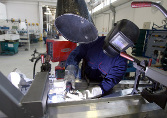 Redazione di Operai Contro, Letta racconta balle. Nel 2013 il Pil arretrerà dell’1,8% . Lo stima l’Istat Il tasso di disoccupazione raggiungerà quota 12,1% nel 2013 senza contare i cassaintegrati che non sono altro che licenziamenti. Nel 2014, la disoccupazione proseguirebbe ad aumentare, al 12,4% e così i cassintegrati. Nell’anno in corso la spesa delle famiglie segnerebbe una contrazione del 2,4%. ”Nonostante il permanere delle difficoltà sul mercato del lavoro e la debolezza dei redditi nominali, Lo comunica l’IstaT Un lettore