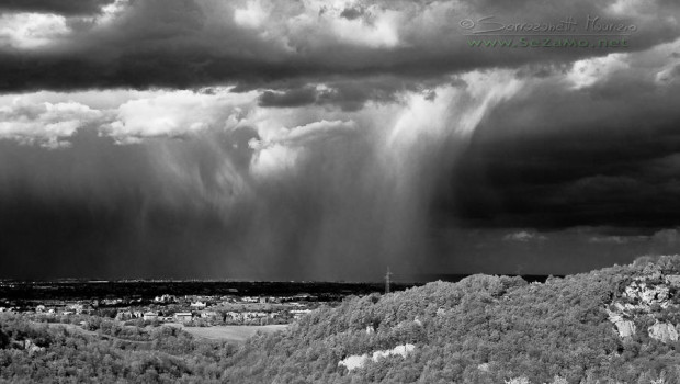 di Antonio Padellaro | 3 novembre 2013 Ai dirigenti Pd consigliamo la visione dell’ultimo film di Checco Zalone: si divertiranno e avranno modo di riflettere sul personaggio che lo stesso autore ha così descritto a Malcom Pagani: “Un disgraziato che si mostra più stronzo dei ricchi, ambisce solo ad assomigliargli e alla fine, diventa peggio di loro”. Non è in qualche modo la parabola del loro partito, nato per “cambiare l’Italia” e che invece fa combutta di governo con il nemico che doveva cacciare, rischiando di spappolarsi tra mille faide interne? Prendete le ultime cronache congressuali: dalle Alpi al Lilibeo un’esplosione di tessere fasulle con i clan […]