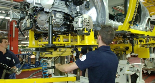 Redazione di Operai Contro, Letta ha imparato bene la lezione dallo zio: sciacallaggio, menzogne Anche l’Organizzazione per la cooperazione e lo sviluppo economico smorza l’entusiasmo del governo italiano. L’Ocse prevede per quest’anno un calo del Pil dell’1,9%, abbassando le stime rispetto a sei mesi fa, e avverte che nel quarto trimestre la flessione sarà dello 0,9%, smentendo il ministro dell’Economia, Fabrizio Saccomanni, che negli ultimi giorni prevedeva un ritorno alla crescita nello stesso periodo. L’economic outlook ricorda che l’Italia resta l’unico Paese del G7 ancora in recessione e che la ripresa “è ancora debole”. E le incertezze riguardano anche il 2014. L’organizzazione di Parigi […]