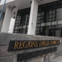 Caro Direttore, oltre lo stipendio hanno un rimborso di 200 euro a coperto per le cene, come da regolamento per le spese di rappresentanza. In 19 mesi hanno speso 500 mila euro per mangiare. Sono i 50 consiglieri regionali dell’Emilia Romagna, di cui 35 fra Pd e Pdl. Hanno tutto spesato. Il crestone sulla lista dei rimborsi, sommato allo stipendio mensile netto non inferiore a 3 mila 700 euro, serve loro unicamente per vivere da ricchi e continuare ad arricchirsi. E che diamine! Non ci sono già troppi morti di fame in giro? Saluti e baci. 