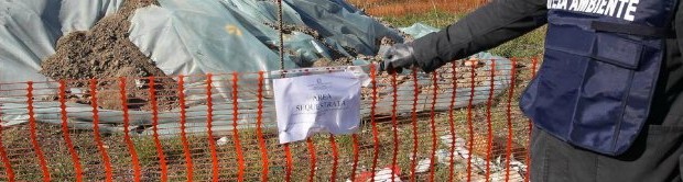 Redazione di Operai Contro, hai ragione. Cosa aspettiamo Dopo tante parole e impegni, la realtà non sembra essere cambiata per chi vive nella cosiddetta ‘Terra dei fuochi‘ tra Napoli e Caserta o a Taranto: il rischio di ammalarsi di cancro per queste persone, tra cui tanti bambini, è sempre molto alto. Solo nella cittadina pugliese, secondo i dati dell’Arpa Puglia, sono ben dodicimila coloro che rischiano di sviluppare un tumore a causa delleemissioni nocive dell’Ilva, anche dopo gli interventi previsti dal Governo sugli impianti dell’acciaieria e che saranno completati, salvo ritardi, nel 2016. E si tratta di un dato sottostimata. Numeri che meritano un intervento […]