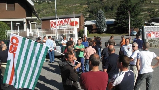 Redazione di Operai Contro, Il salumificio Rigamonti compie un secolo di vita e annuncia la procedura di mobilità per 104 operai. Sono quasi la metà di quelli impiegati a Montagna, Poggiridenti e Mazzo, i tre stabilimenti della Valtellina dove si produce la bresaola Rigamonti, Traduzione: bisogna tagliare sul costo del lavoro, di 263 dipendenti ne devono restare 159. I lavoratori hanno risposto con uno sciopero per la giornata di venerdì 15 La crisi del salumificio fa tremare anche le aziende dell’indotto. In Valtellina sono tante le piccole industrie e gli allevatori che lavorano per Rigamonti. La perdita di commesse importanti porterebbe inevitabilmente a un taglio del lavoro in appalto all’esterno. E’ una nuova mazzata […]