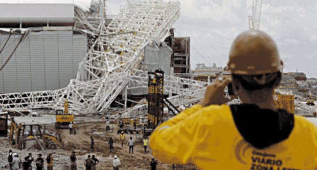Redazione di Operai contro, fra 200 giorni dovrà accogliere la partita inaugurale dei Mondiali di calcio 2014 in Brasile. Ma questa mattina parte della struttura metallica che copre lo stadio Itaquerao, a San Paolo, è crollata, uccidendo due operai. E alimentando, così, i timori sullo stato di sicurezza degli impianti che dal prossimo 12 giugno ospiteranno le gare del torneo. Secondo i vigili del fuoco altre due persone sarebbero ancora sepolte sotto le macerie, a riferirlo è un funzionario, Mauro Lopes. Ma il bilancio sarebbe potuto essere più grave se l’incidente non fosse avvenuto durante la pausa pranzo. “Sono passato in basso alla struttura per andare […]