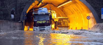 Redazione di Operai Contro, Decenni di ruberie dei politici e nessuna manutenzione del territorio portano a questi risultati 14 morti e un numero imprecisato di dispersi, almeno 10. Strade e case allagate per l’ esondazione di fiumi, centinaia di sfollati, black-out elettrici, pesanti disagi alla circolazione stradale e ferroviaria, ritardi nei collegamenti aerei e marittimi. Molte scuole martedì resteranno chiuse. È il pesante bilancio dei danni causati dal ciclone Cleopatra in Sardegna.Numeri ancora inc erti, mentre le squadre di soccorso intervengono ovunque. Pagando anche un tributo di sangue. Un poliziotto è morto in un intervento di soccorso. Il fuoristrada […]