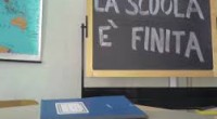 Redazione di Operai Contro, Spesso, su questo telematico, si è parlato, giustamente, dei “salari di merda”, di paghe da fame di varie categorie operaie. Per gli stipendiati le cose non vanno meglio, soprattutto per chi non è ai vertici, non fa parte dei quadri dirigenziali, come gli insegnanti o altri stipendiati statali di livello basso, la paga non segue più il costo della vita: lo stipendio dei professori non viene rinnovato dal 2007 ed è scaduto dal 2009! Praticamente la busta paga di un docente, è rimasta ferma, attestandosi sui 1300 Euro, da quasi dieci anni. Non solo, negli […]